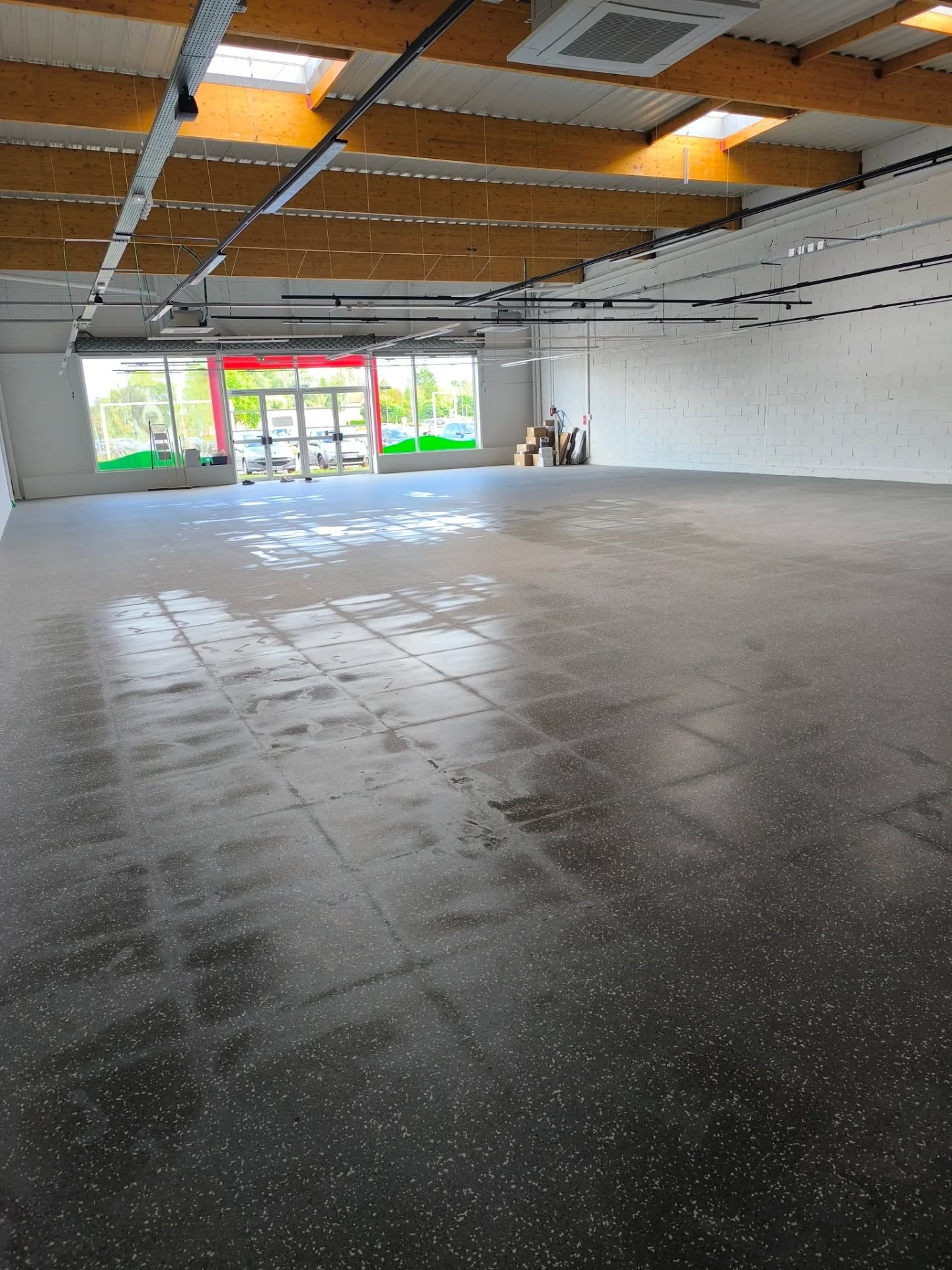 Bureaux modernes nettoyés et rangés